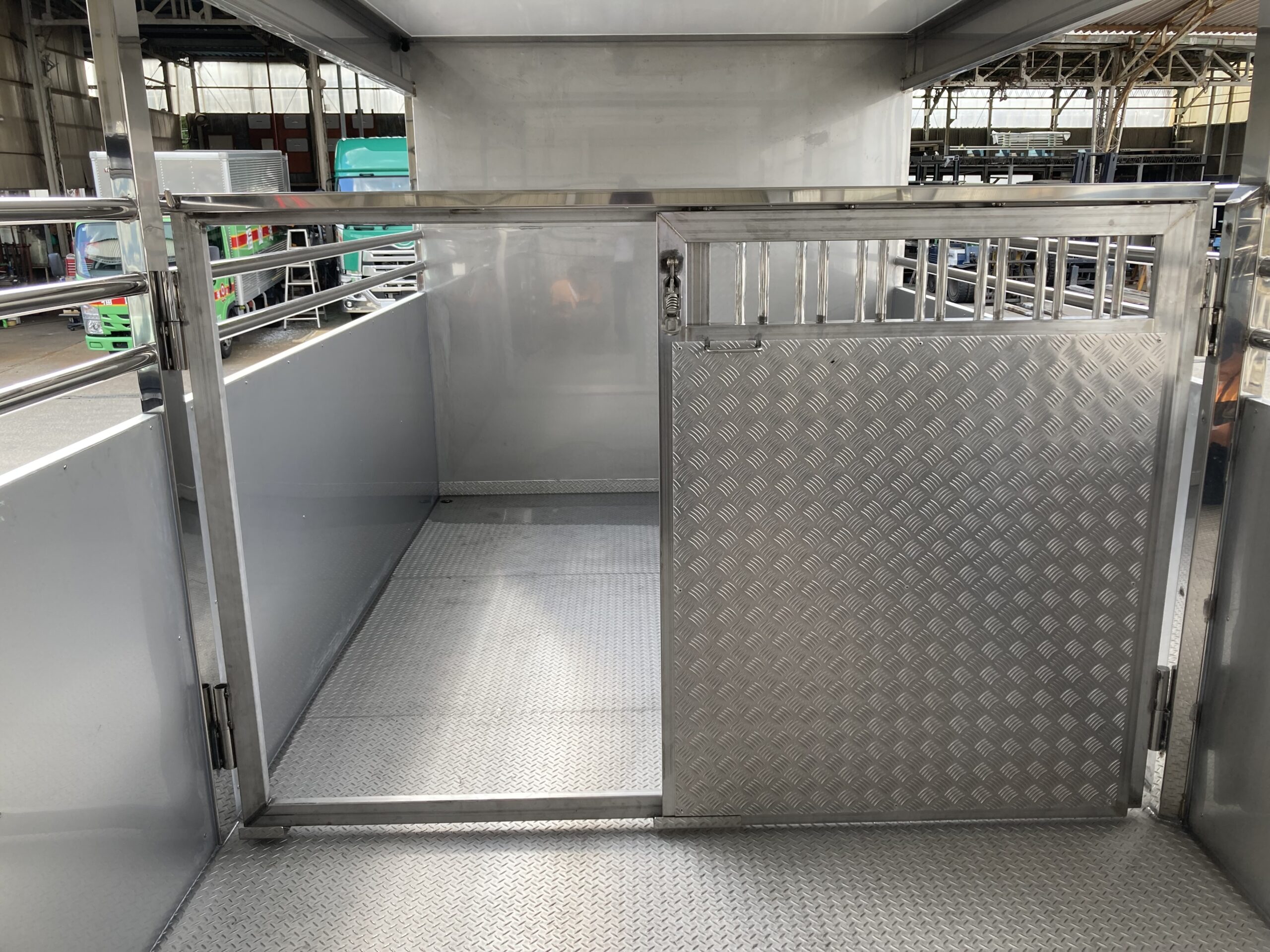 家畜運搬車 柳沼ボデー工場 畜産 新車 製造 牛 豚 養豚 家畜車 グリーンピッグ 愛知県西尾市 販売 いすゞ自動車 ISUZU 新型