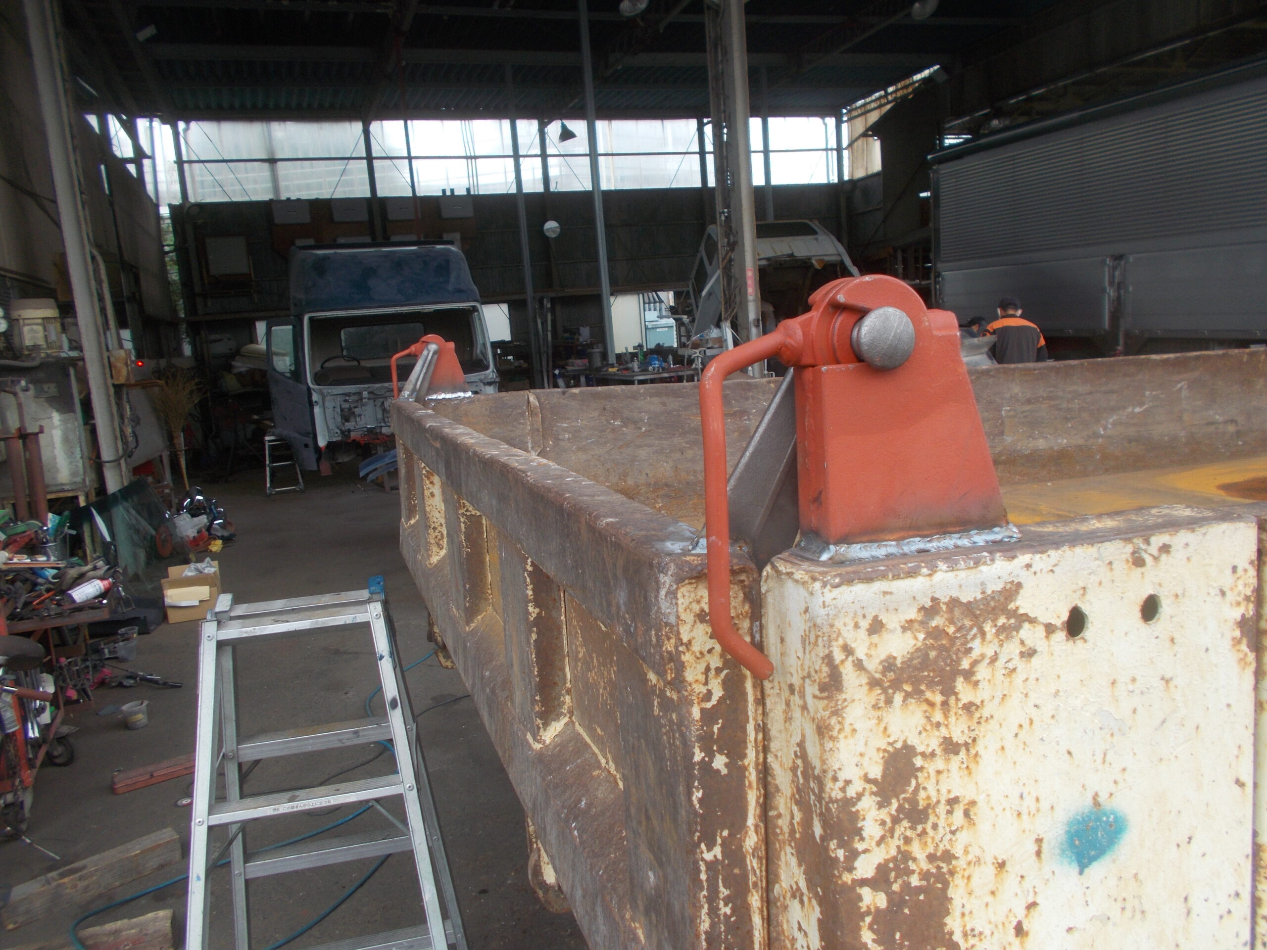 いすゞ ISUZU トラック ダンプ リヤゲート あおり あおりヒンジ ダンプヒンジ