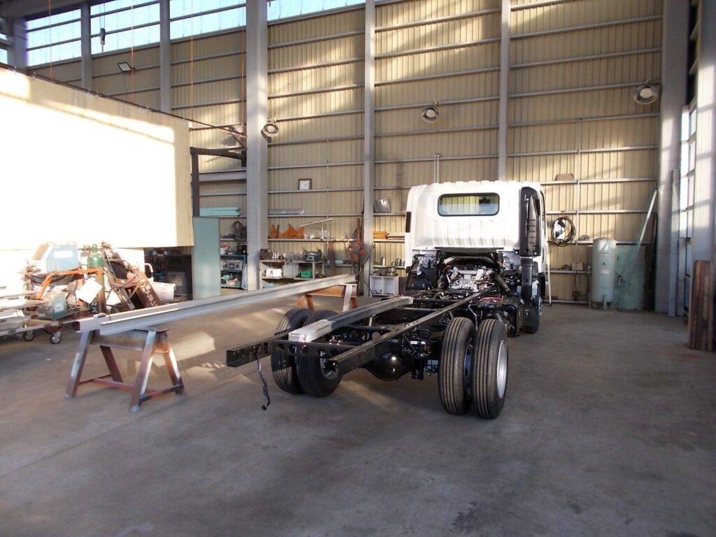 家畜運搬車 柳沼ボデー工場 畜産 新車 製造 牛 豚 養豚 家畜車 JA 農業協同組合 群馬県 吾妻郡 JAあがつま JA群馬 販売 いすゞ自動車 ISUZU 新型