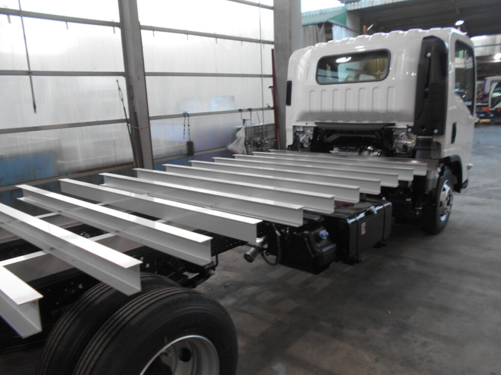 家畜運搬車 柳沼ボデー工場 畜産 新車 製造 牛 豚 養豚 家畜車 JA 農業協同組合 群馬県 吾妻郡 JAあがつま JA群馬 販売 いすゞ自動車 ISUZU 新型