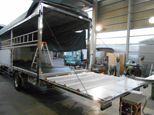 大進農場 家畜運搬車 柳沼ボデー工場 畜産 新車 製造 牛 豚 養豚 家畜車 販売 ゲート修理