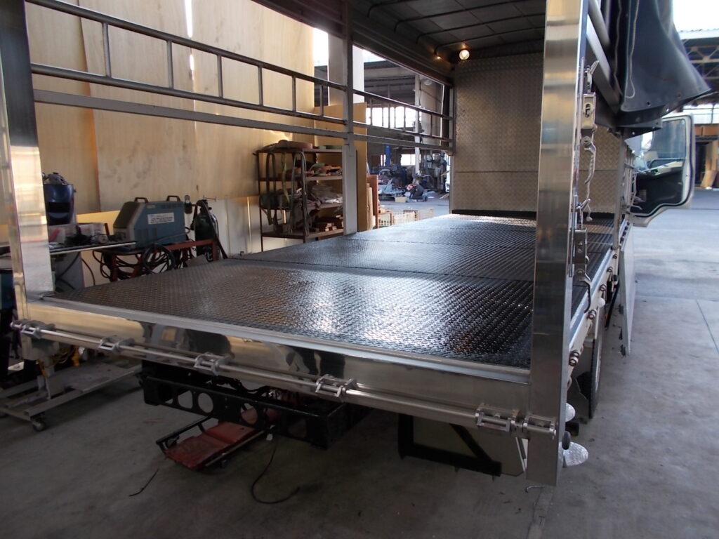 大進農場 家畜運搬車 柳沼ボデー工場 畜産 新車 製造 牛 豚 養豚 家畜車 販売 ゲート修理