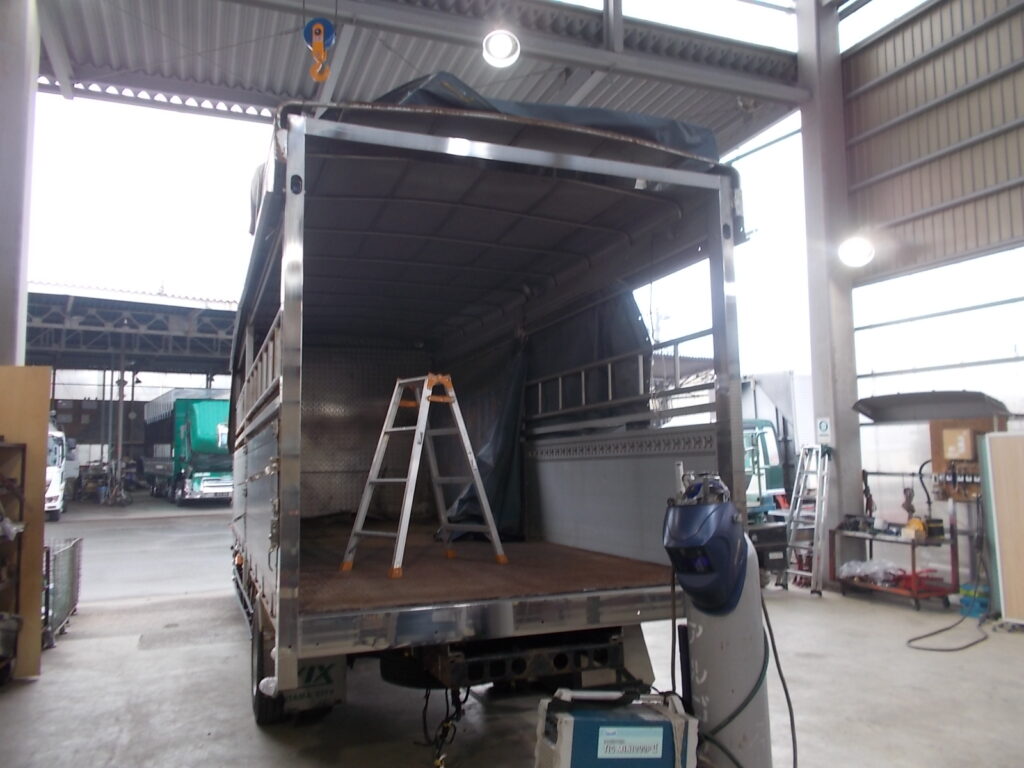 大進農場 家畜運搬車 柳沼ボデー工場 畜産 新車 製造 牛 豚 養豚 家畜車 販売 ゲート修理