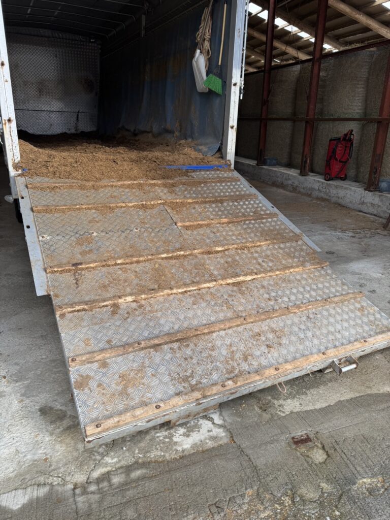 大進農場 家畜運搬車 柳沼ボデー工場 畜産 新車 製造 牛 豚 養豚 家畜車 販売 ゲート修理