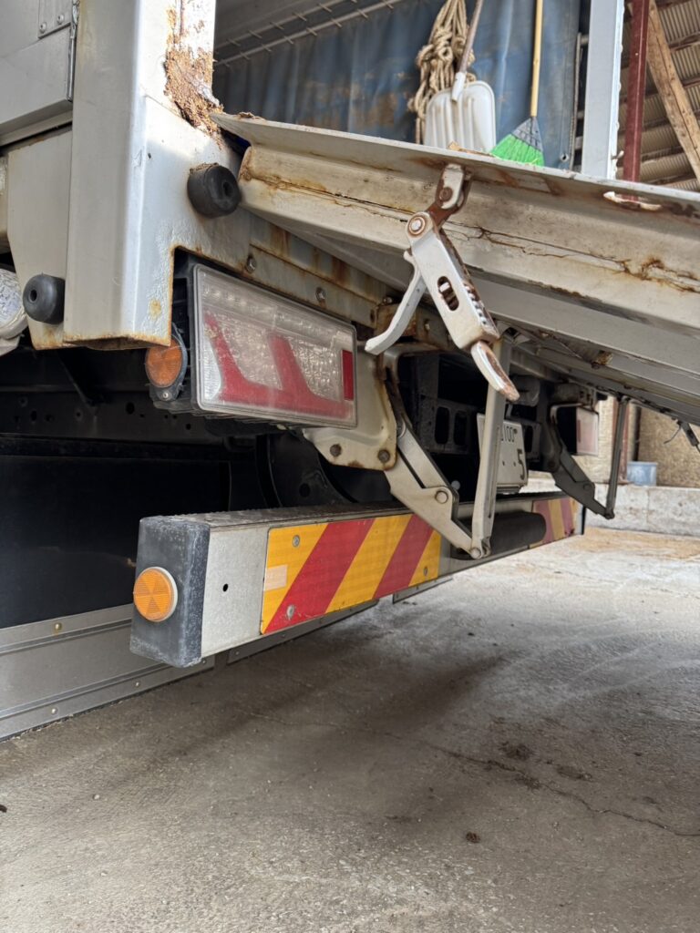 大進農場 家畜運搬車 柳沼ボデー工場 畜産 新車 製造 牛 豚 養豚 家畜車 販売 ゲート修理