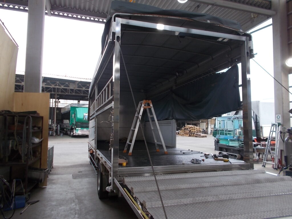 大進農場 家畜運搬車 柳沼ボデー工場 畜産 新車 製造 牛 豚 養豚 家畜車 販売 ゲート修理