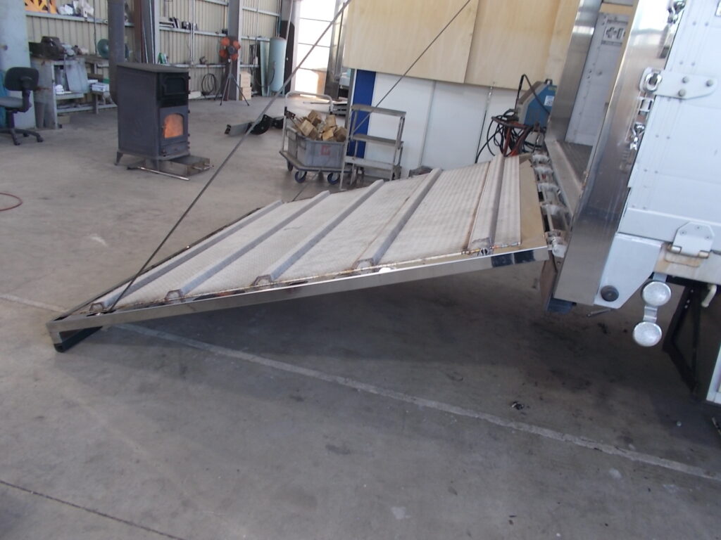 大進農場 家畜運搬車 柳沼ボデー工場 畜産 新車 製造 牛 豚 養豚 家畜車 販売 ゲート修理