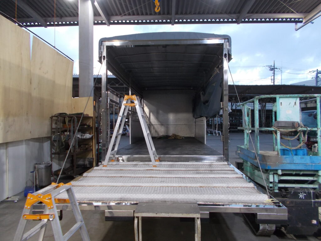 大進農場 家畜運搬車 柳沼ボデー工場 畜産 新車 製造 牛 豚 養豚 家畜車 販売 ゲート修理