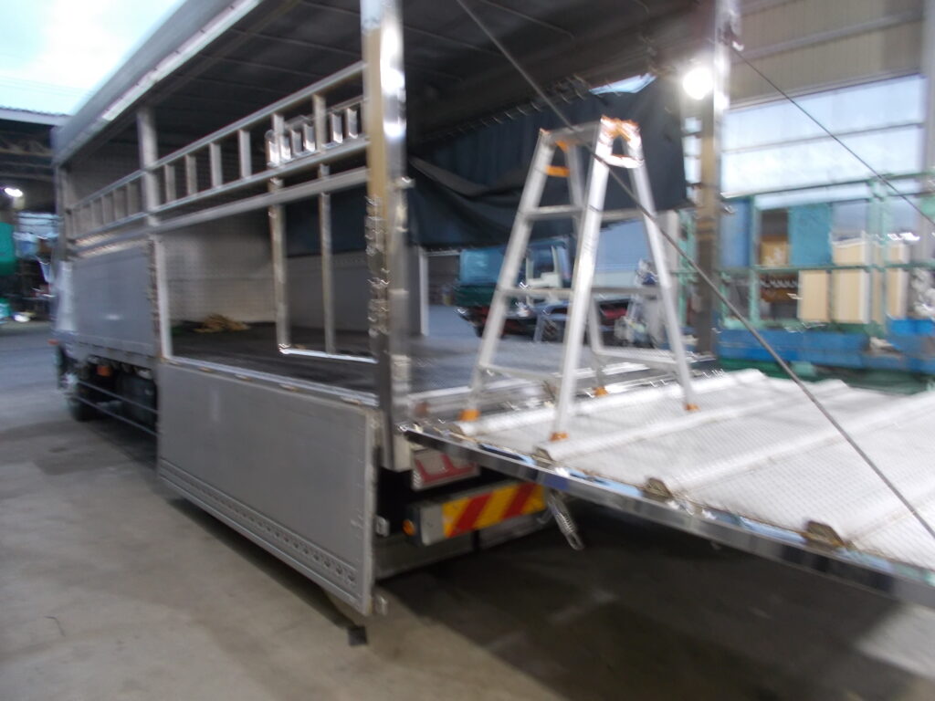 大進農場 家畜運搬車 柳沼ボデー工場 畜産 新車 製造 牛 豚 養豚 家畜車 販売 ゲート修理