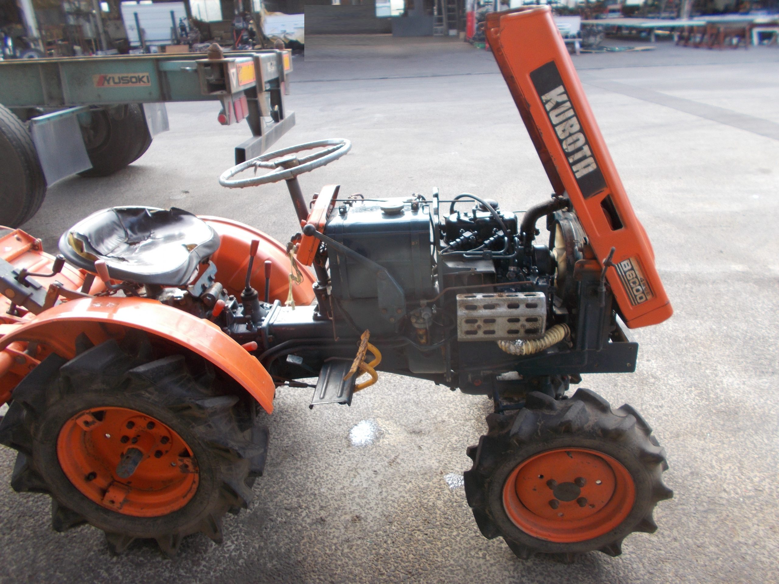 クボタ製トラクター 農機具ブルトラ B6000 4WD 11馬力のエンジンが 
