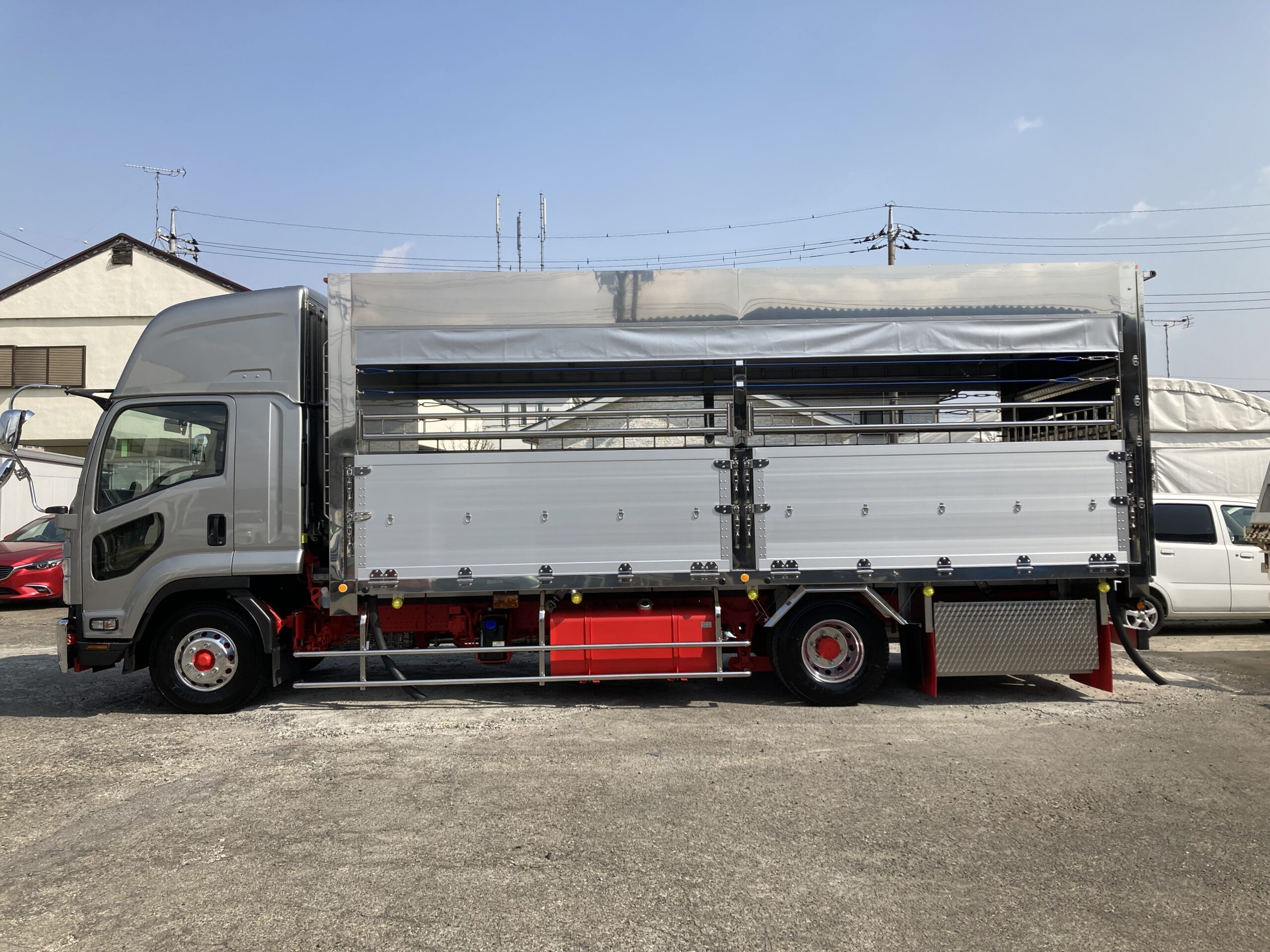 佐田畜産様（新潟県長岡市）に家畜運搬車を納品いたしました。