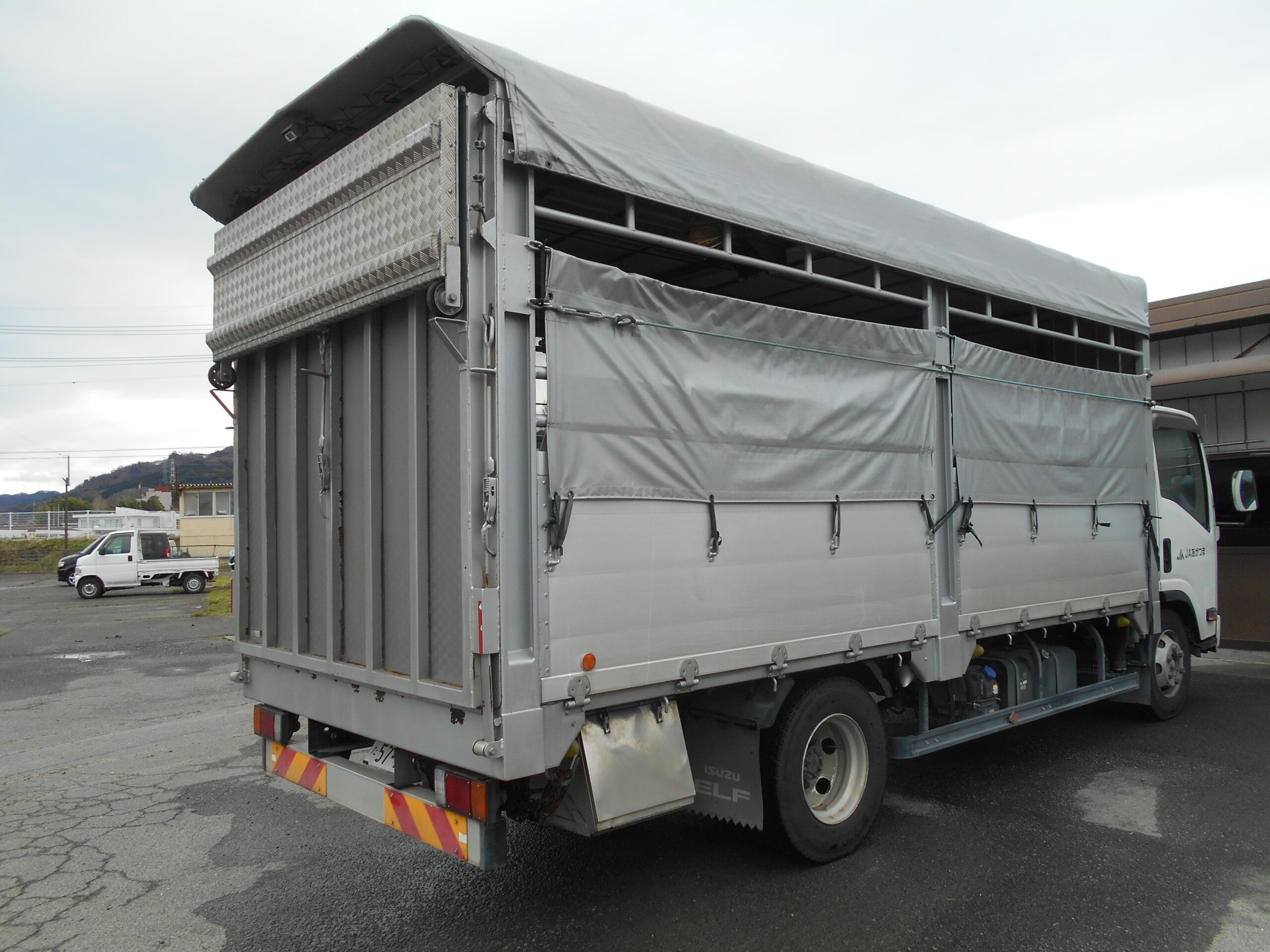 家畜運搬車　柳沼ボデー工場　畜産　新車　製造　牛　豚　養豚　家畜車　JA　農業協同組合　群馬県　吾妻郡　JAあがつま　JA群馬　販売　いすゞ自動車　ISUZU　新型