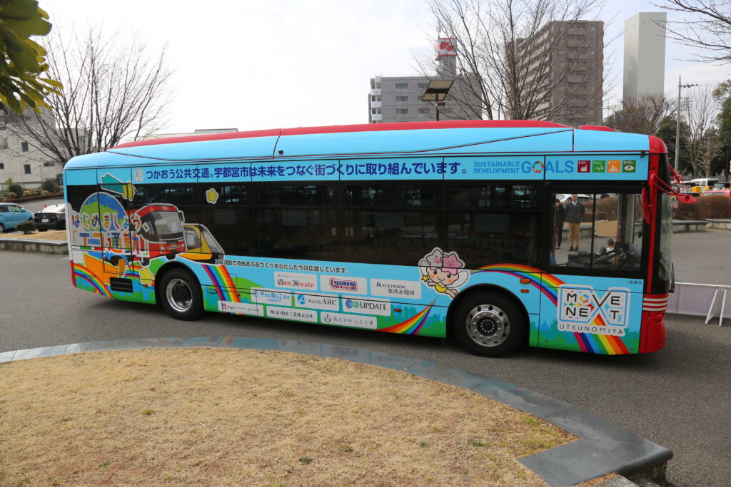 エコ通勤ラッピングバス運行について(概要) 宇都宮市は、公共交通の利用促進とエコ通勤の普及を目的に、「エコ通勤ラッピングバス」を令和5年3月1日から半年間運行します。本事業では、**エコ通勤優良事業所認証を取得した企業(市内52社)**の取り組みをPRし、市民の環境意識向上と事業所の更なる参加を促します。 1. エコ通勤ラッピングバスの目的 公共交通の利用促進:市民への意識醸成を図る 事業所のPR:認証取得事業所がエコ通勤を通じて環境貢献していることを周知 エコ通勤の拡大:さらなる企業の参加を促す